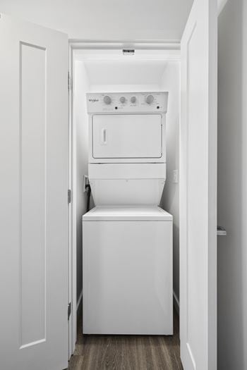 En suite full-size washer / dryer
